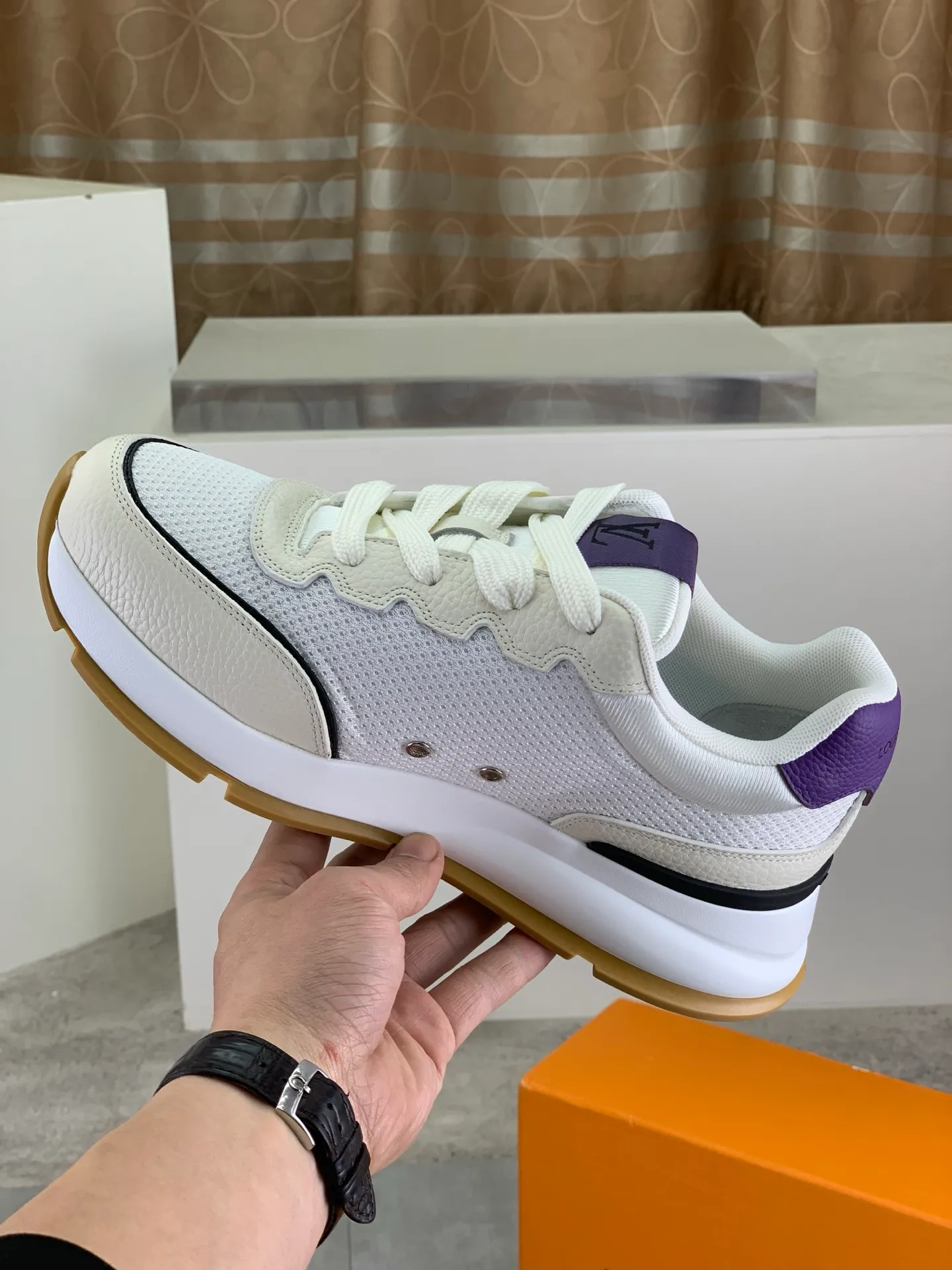 Factory price P700 💶 Top version [LOUIS VUITTON] Couple 🧑‍🤝‍🧑 Craftsman style Counter series (original order) New style 🍀LV Louis Vuitton - top version LV classic high-top trendy shoes! Made of imported original craft calfskin, original breathable lining, and original wear-resistant, lightweight, high-end TPU outsole! High quality products! 4️⃣ colors available, size: female 35-39, male 39-44 (female 40, male 45 46 customized)